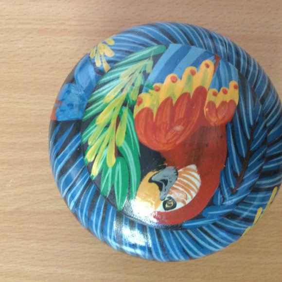 Hand painted wooden Parrot trinket box small chip on lid - Picture 5 of 8